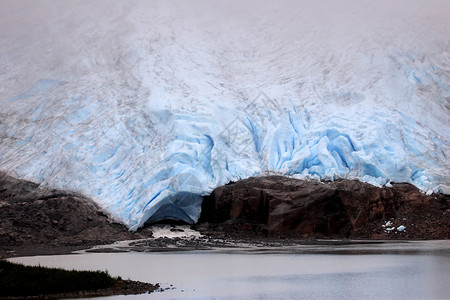 不列颠哥伦比亚省贝尔冰川国家公园的冰场水流水平游客旅行薄雾岩石风景吸引力冰川背景图片