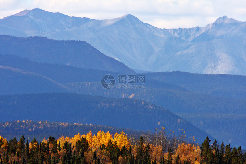 不列颠哥伦比亚省山区秋季丘陵阴霾山峰多云树木水平旅行山脉风景松树图片