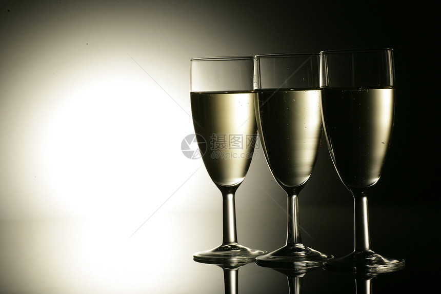香槟节日金子藤蔓玻璃口渴干杯栽培眼镜桌子气泡图片