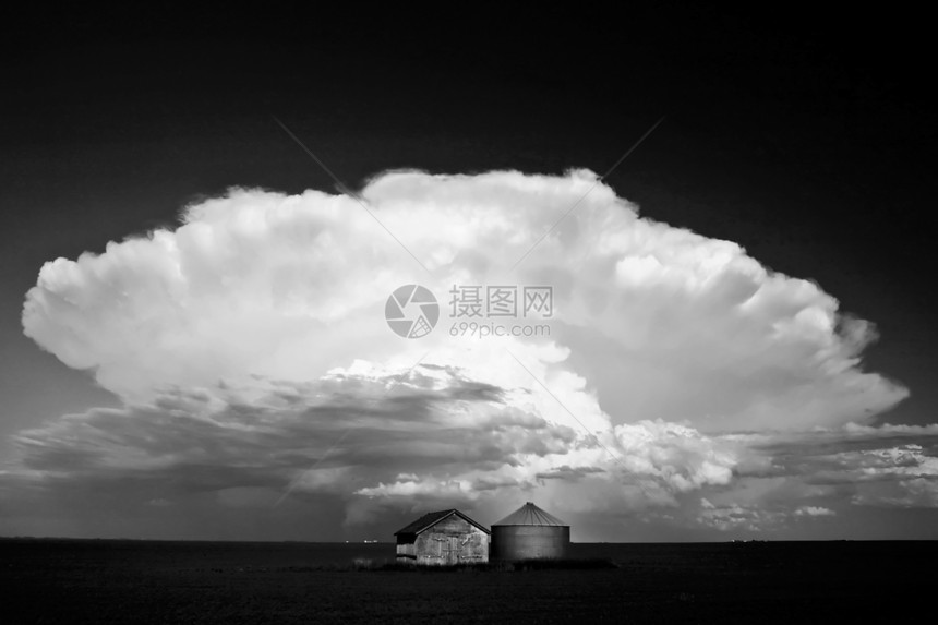萨斯喀彻温粮仓的暴云旅行风暴农场编队天空水平植被风景建筑物场地图片