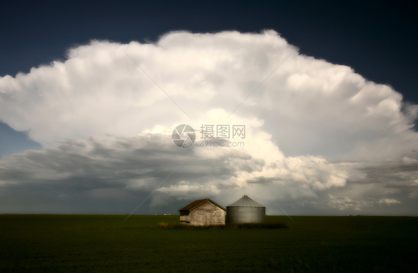 萨斯喀彻温粮仓的暴云旅行乡村天气粮食水平风景植被建筑物风暴绿色图片