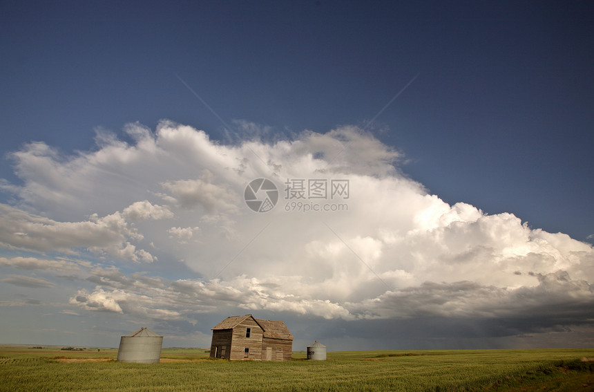萨斯喀彻温省家乡上空的暴云风暴风景编队农场床单房子绿色场景车库场地图片