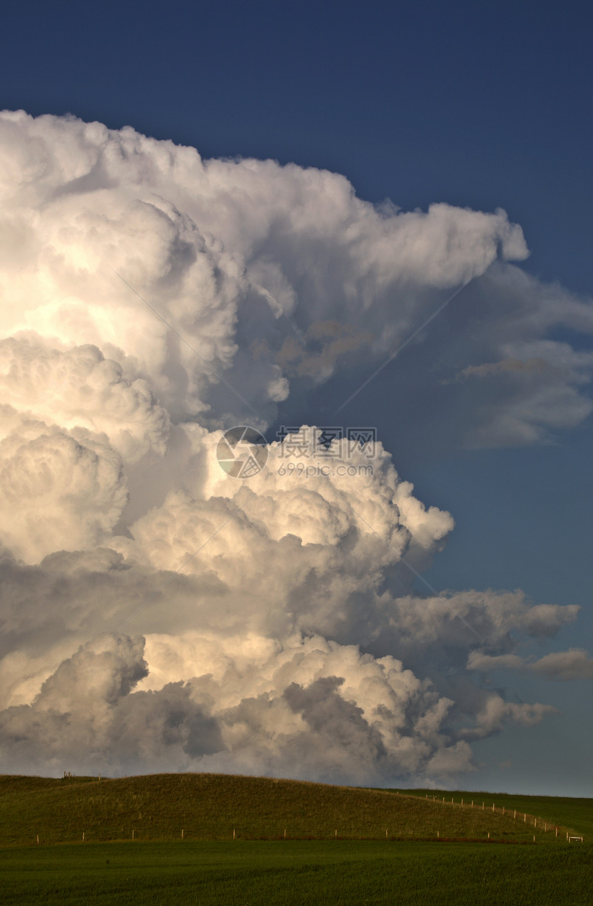 萨斯喀彻温的暴云天空风景场地绿色旅行场景编队乡村栅栏天气图片