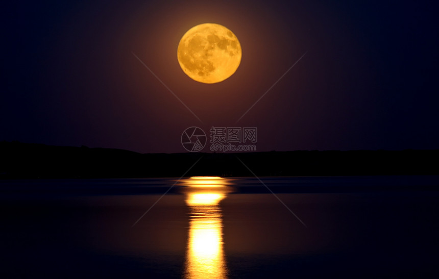 满月在水上反射乡村水平风景场景旅行剪影布法图片