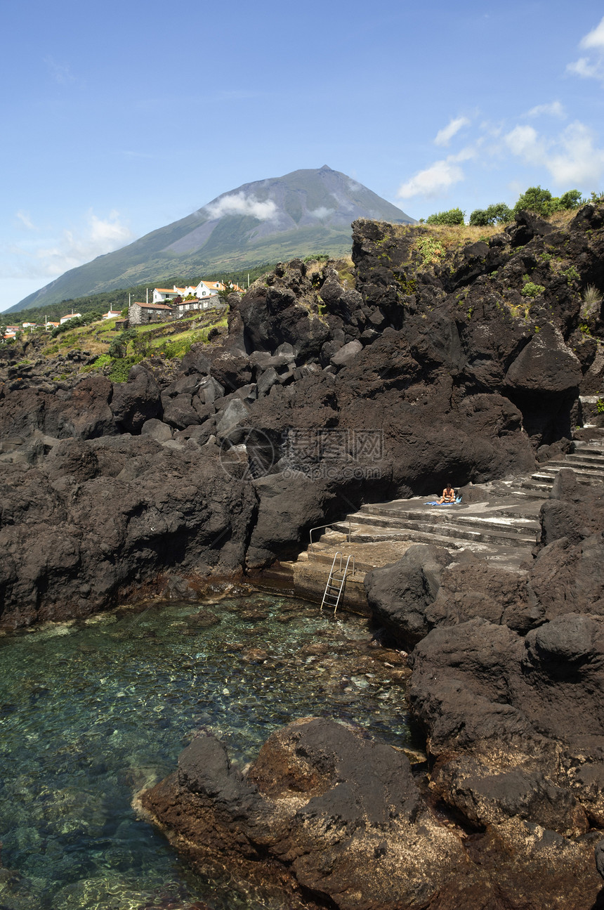 自然游泳池全景地质学火山旅游石头海岸线远景村庄房子旅行图片
