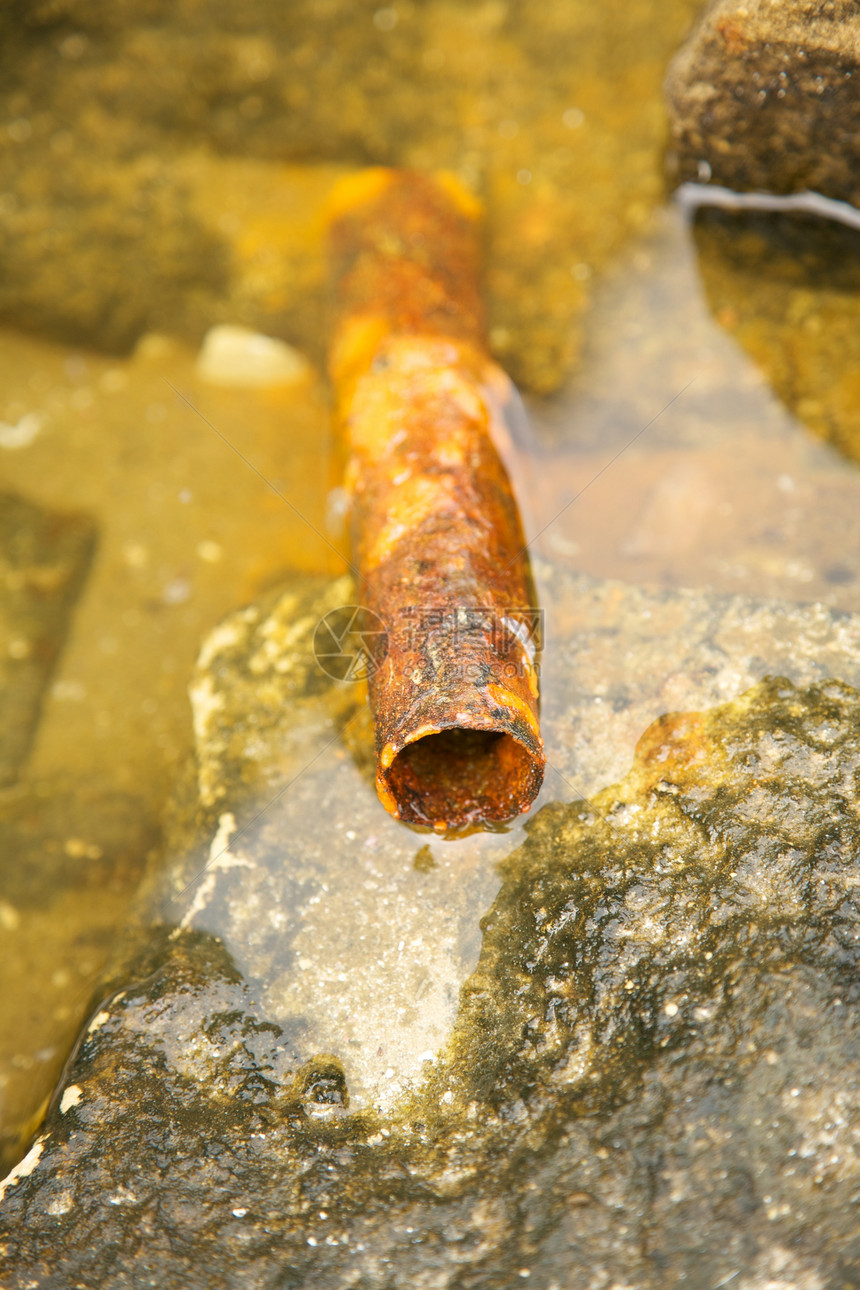 生锈管工具水坑橙子岩石团体管道金属氧化物石头管子图片