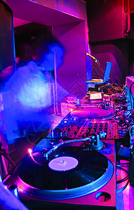 DJ的准备就绪俱乐部播音员享受舞蹈设备夜生活派对狂欢塑料电灯背景图片