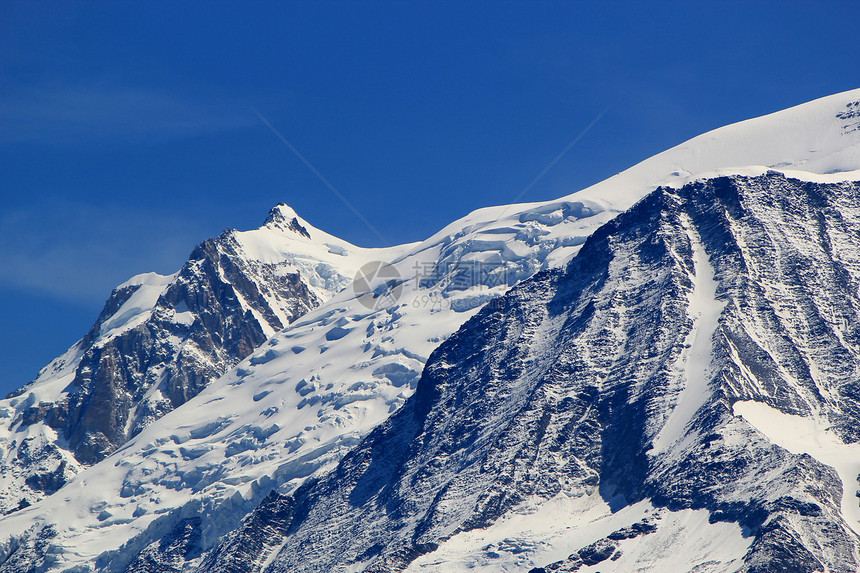 阿尔卑斯山一座山的美丽的雪顶山脉旅行岩石蓝色天空滑雪顶峰风景季节高度图片