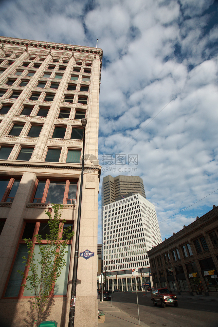 温尼伯市下城的旧楼和新楼弱光蓝色城市天空玻璃汽车阴影旅行风景建筑学图片