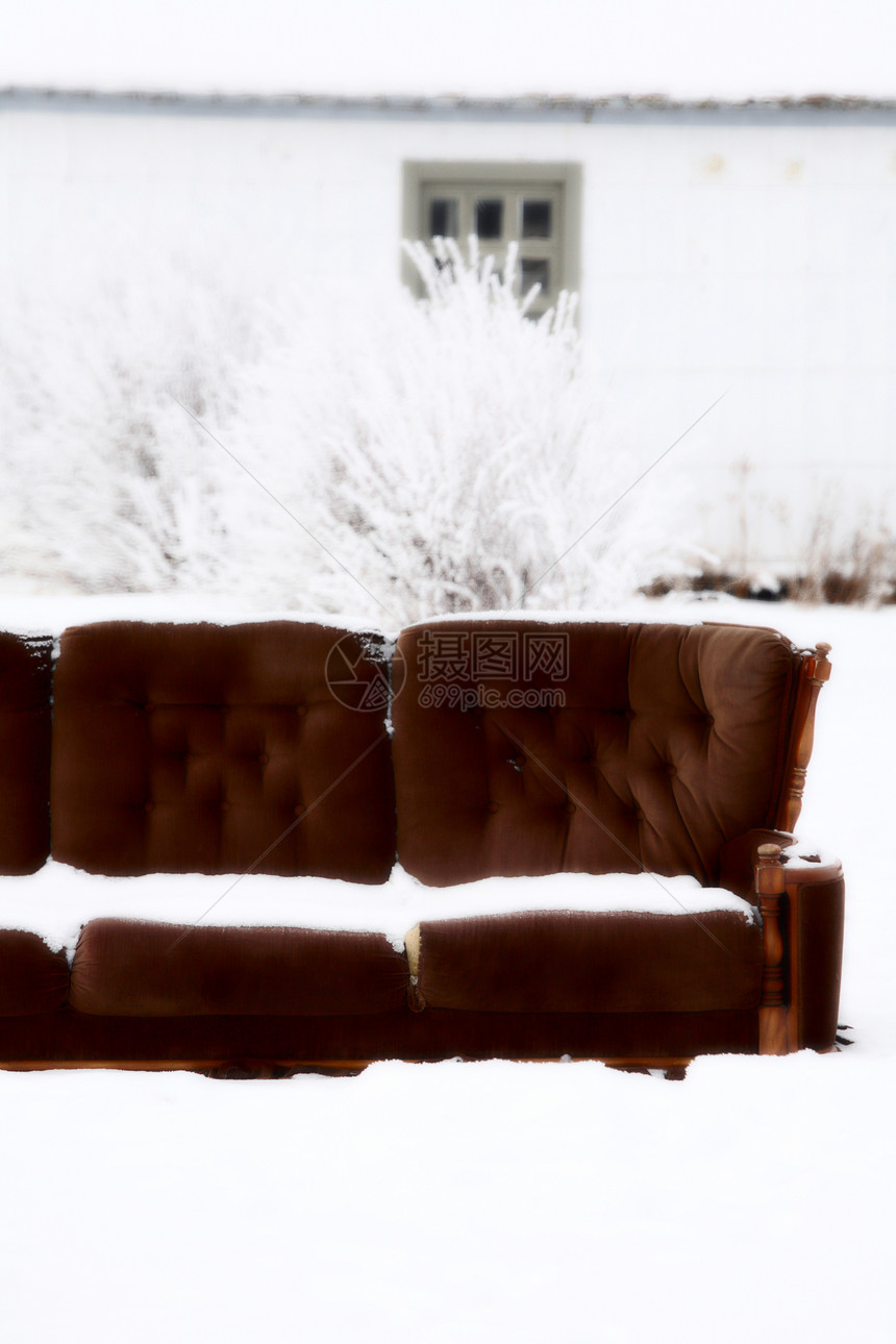 雪在镇外房子外面的沙发上图片