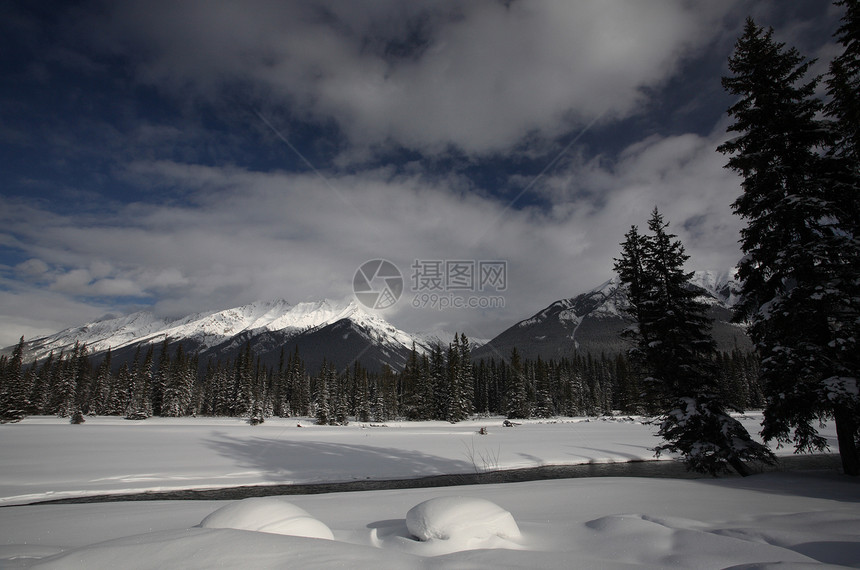 冬季落基山脉丘陵白色水平旅行场景风景水域荒野树木图片