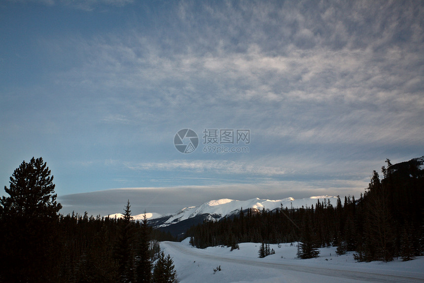 冬季落基山脉水平树木荒野阴影旅行白色丘陵风景阴霾场景图片