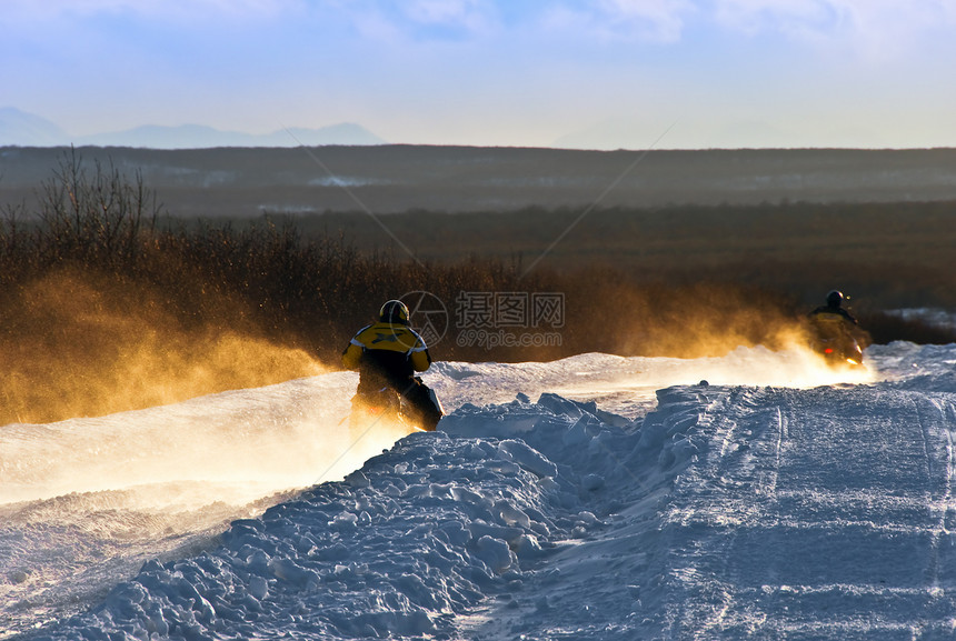 雪地移动太阳滑雪司机爬坡机器竞赛男人冒险游戏驾驶图片
