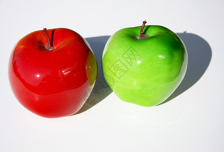 两个苹果桌子制品绿色食物陶瓷白色水果背景图片