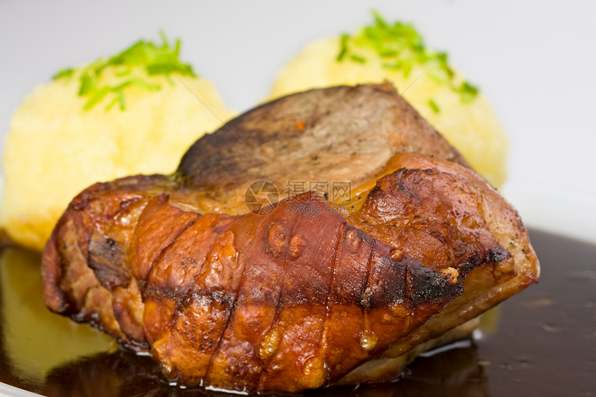 传统巴伐利亚烤猪肉 配有啤酒酱和子餐厅牛肉盘子韭菜烹饪午餐营养啤酒食物美味图片