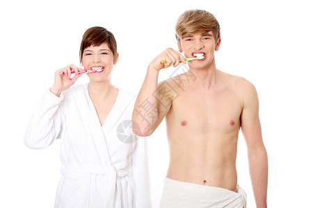 年轻夫妇一起打扫牙齿内饰情人蜜月夫妻幸福喜悦套路婚姻女性牙刷背景图片