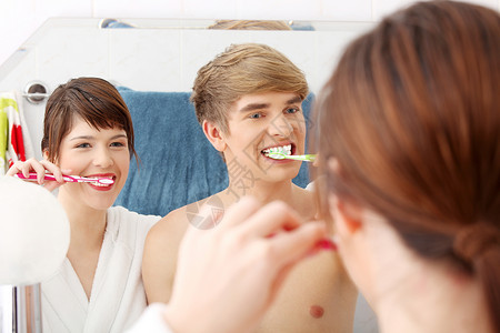 年轻夫妇打扫牙齿刷子蜜月婚姻夫妻套路女士情人男人内饰女性背景图片