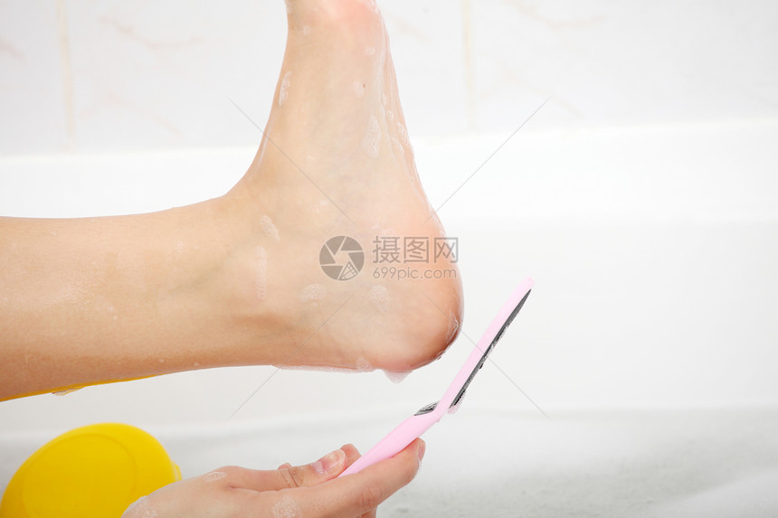 妇女洗澡时擦脚脚跟温泉闲暇卫生身体治疗擦洗皮肤享受高跟鞋护理图片