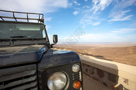 汽车和沙漠黑色越野车路虎高清图片