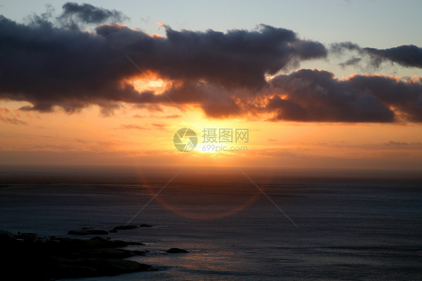 日出在沙滩上天空海洋太阳地平线日落海浪海岸图片