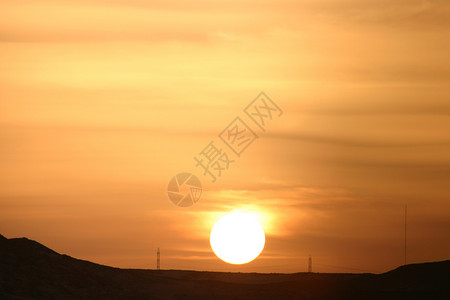 日出太阳戏剧性天空地平线橙子阳光云景日落背景图片