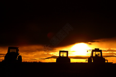 萨斯喀彻温省农场机械后日出背景图片