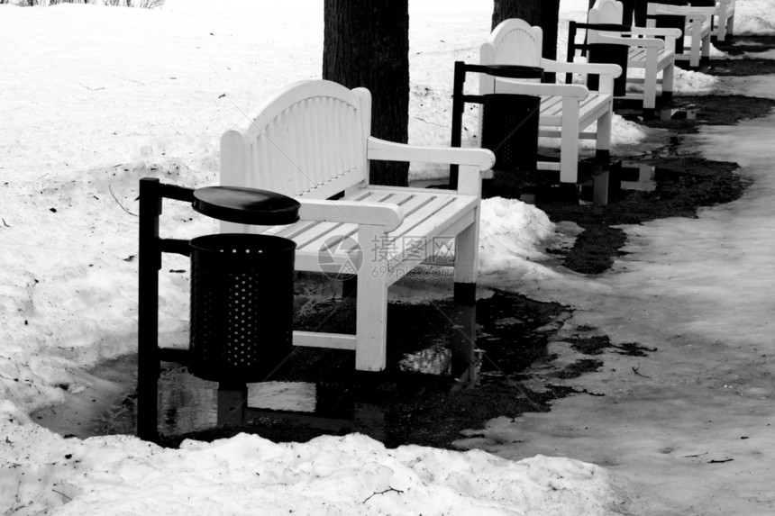 冬天公园的白凳子图片