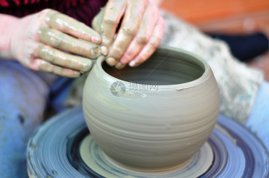 陶匠的手手工业血管压力水壶旋转花瓶作坊工艺车轮专注图片