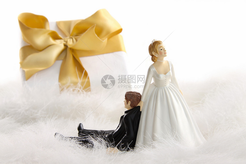配白色礼物的婚礼蛋糕雕像图片