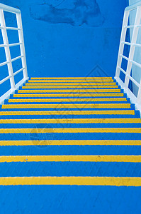 金属楼梯工业条纹渡船脚步海洋安装黄色蓝色背景图片