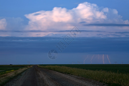 萨斯喀彻温省风景沙尘云的堆积天气乡村照片天空旅行草原水平风暴场景闪电背景图片