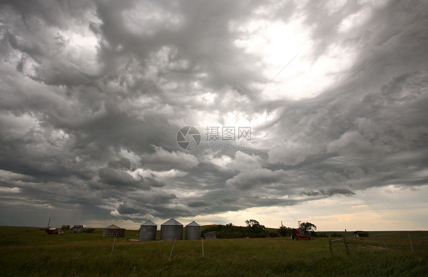 萨斯喀彻温农场建筑上空的暴云天气风暴照片农场草原乡村风景场景水平旅行图片