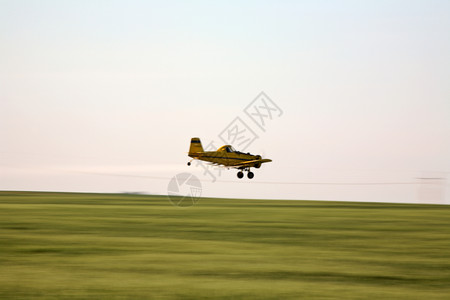 喷洒萨斯喀彻温地区的作物工业飞机背景图片