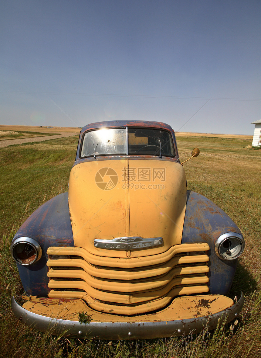 萨斯喀彻温省风景恶劣的废弃狮子卡车场景汽车照片丢弃乡村农村垃圾国家旅行大草原图片