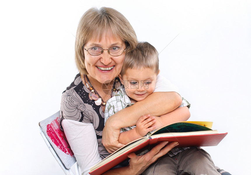 外祖母和孙子在看书学习文学祖父孩子阅读祖父母男生喜悦家庭闲暇图片