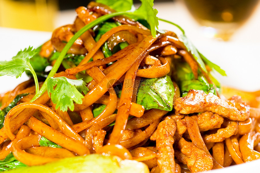 中国油炸面面午餐面条美食蔬菜食物白色猪肉盘子绿色烹饪图片