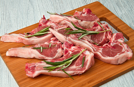 羔羊红色印章白色架子草药羊肉食物反射迷迭香背景图片