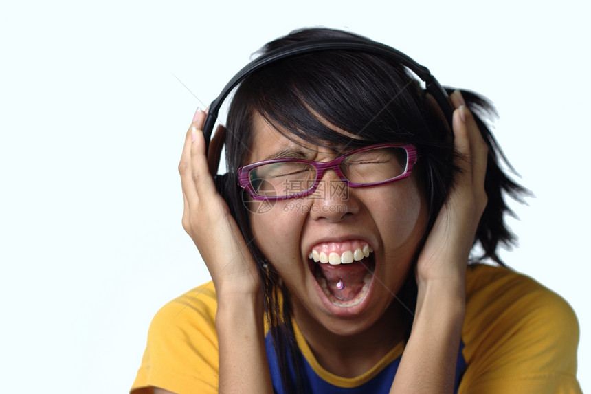 亚洲少女用耳机尖叫的亚洲少女图片