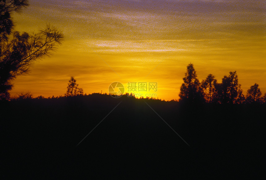加利福尼亚州内华达山丘丘陵的日落图片