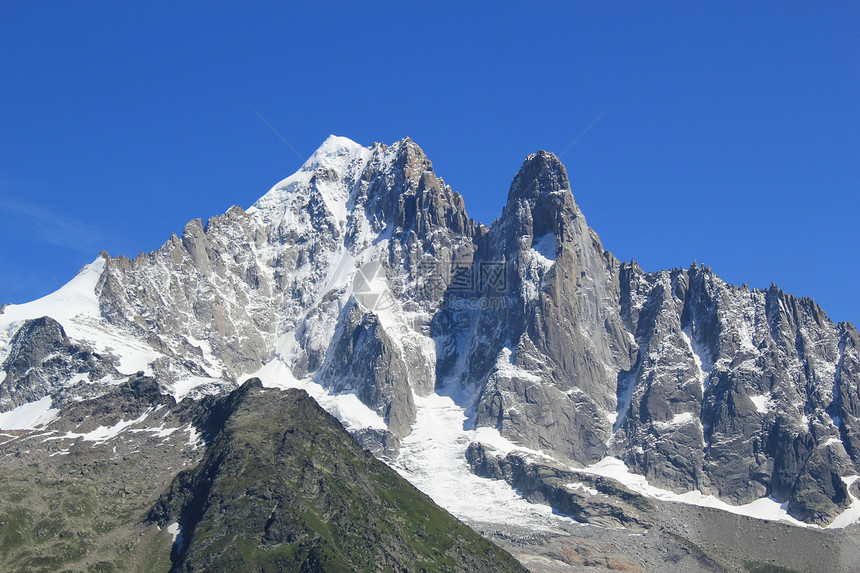 阿尔卑斯山一座山的美丽的雪顶季节性旅行风景顶峰岩石山脉白色蓝色高度天空图片