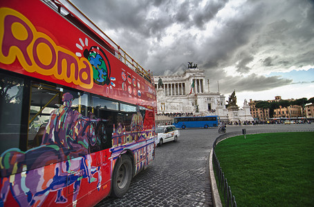 罗马游览期间的红色公交车高清图片