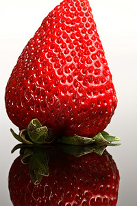 玻璃上反射整片草莓水果照片美术沙漠宏观食物背景图片