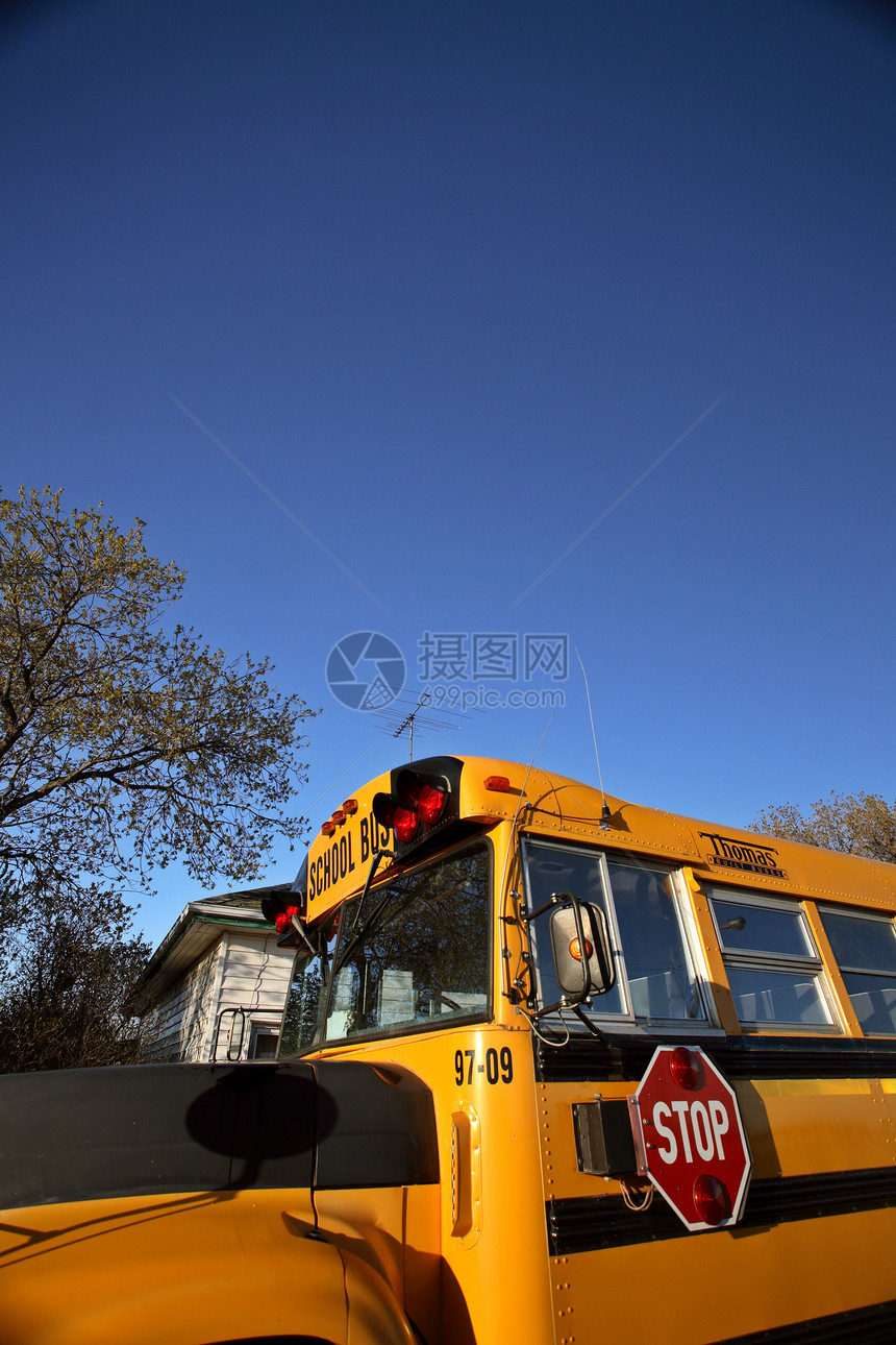 车停在萨斯喀彻温Crane山谷的校车旅行国家橙子乡村大草原农村城市公共汽车运输黑色图片