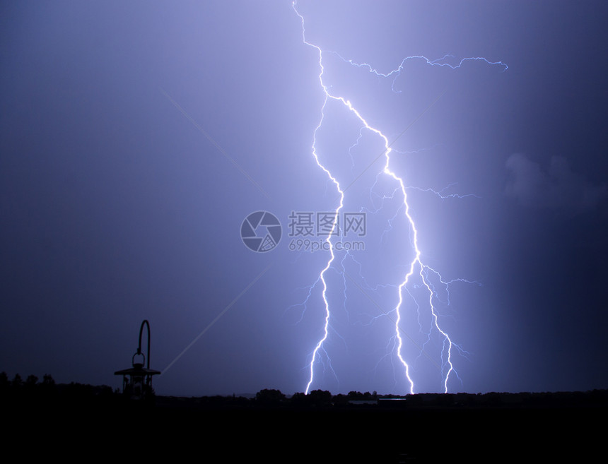 夜间闪电罢工蓝色闪光戏剧性危险天气天空射线风暴震惊电气图片