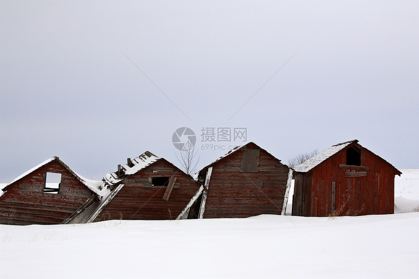 冬天四间旧粮仓乡村农舍水平旅行图片