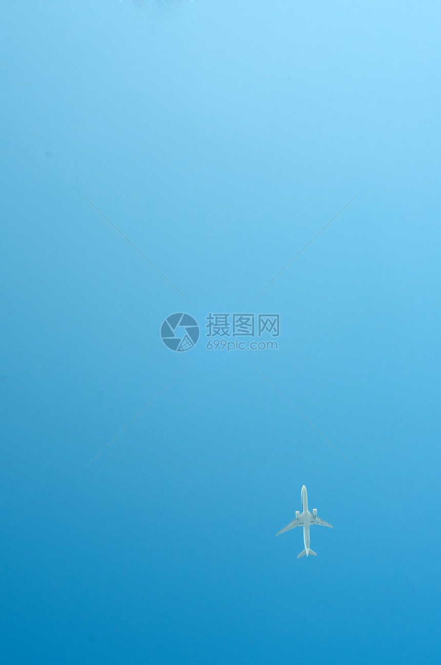 蓝天上的小飞机航空旅行空气航班蓝色天空旅游飞行白色图片