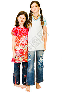 两个女孩的肖像衣服幸福孩子团结姐姐赤脚乐趣童年女孩们白色亲热高清图片素材