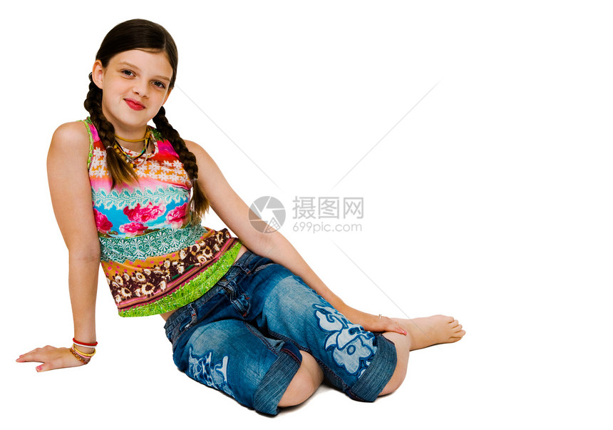 女孩笑着微笑踏板幸福倾斜孩子童年衣服青春期白色姿势图片