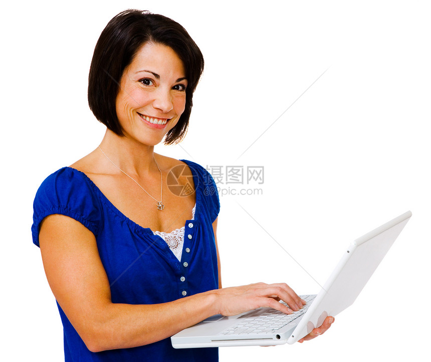 使用笔记本电脑对一名妇女进行近身检查闲暇女士冲浪乐趣幸福互联网白色技术电讯电子邮件图片