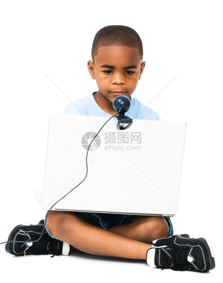 男孩使用笔记本电脑童年会议冲浪衣服白色学习相机视频技术互联网图片